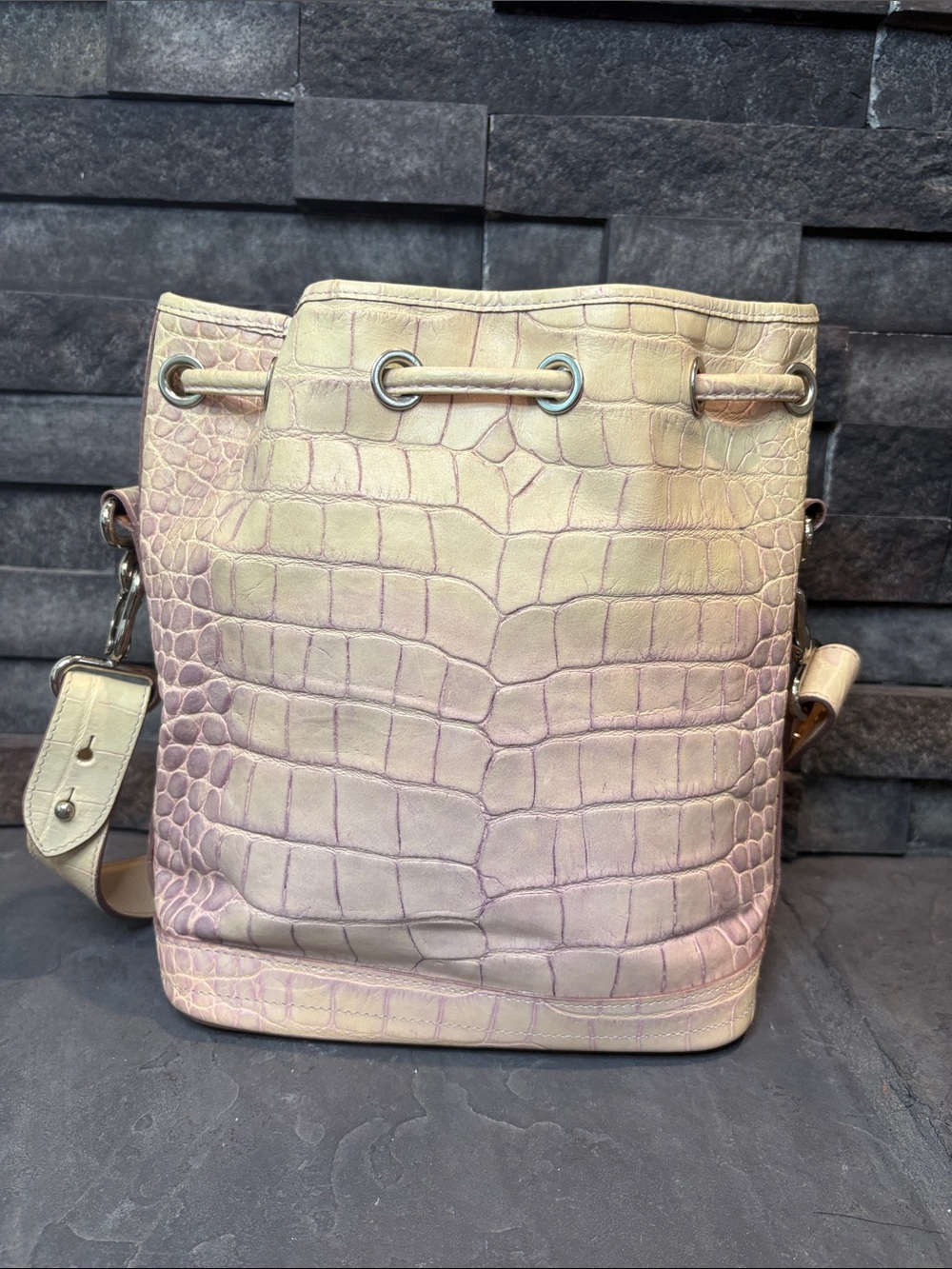 Dooney & Bourke Cream and Lilac Ombré Croc-Embossed Bucket Bag USA Vintage - Picture 3 of 13